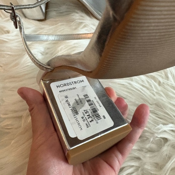 BP Silver Sandals with Minimalist Design - Picture 11 of 11